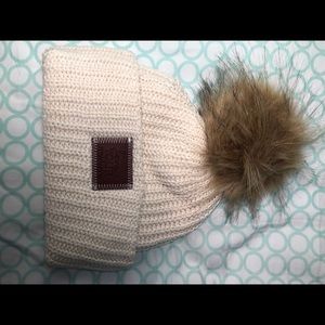 Love your melon white hat with neutral pom